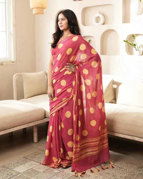 Magenta_Cotton_Charm_Polka_Dot_Mul_Saree_With_Tassels_For_Women